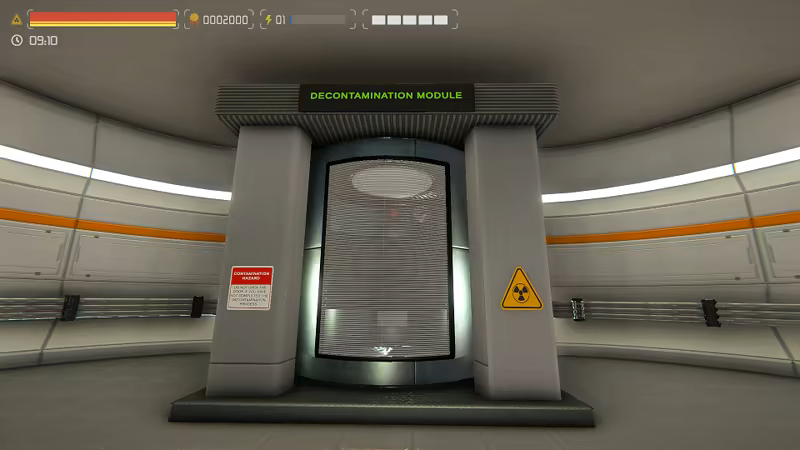 Коридор с оранжевой полосой на стенах перед шлюзом с вывеской DECONTAMINATION MODULE и жёлтым знаком радиационной опасности