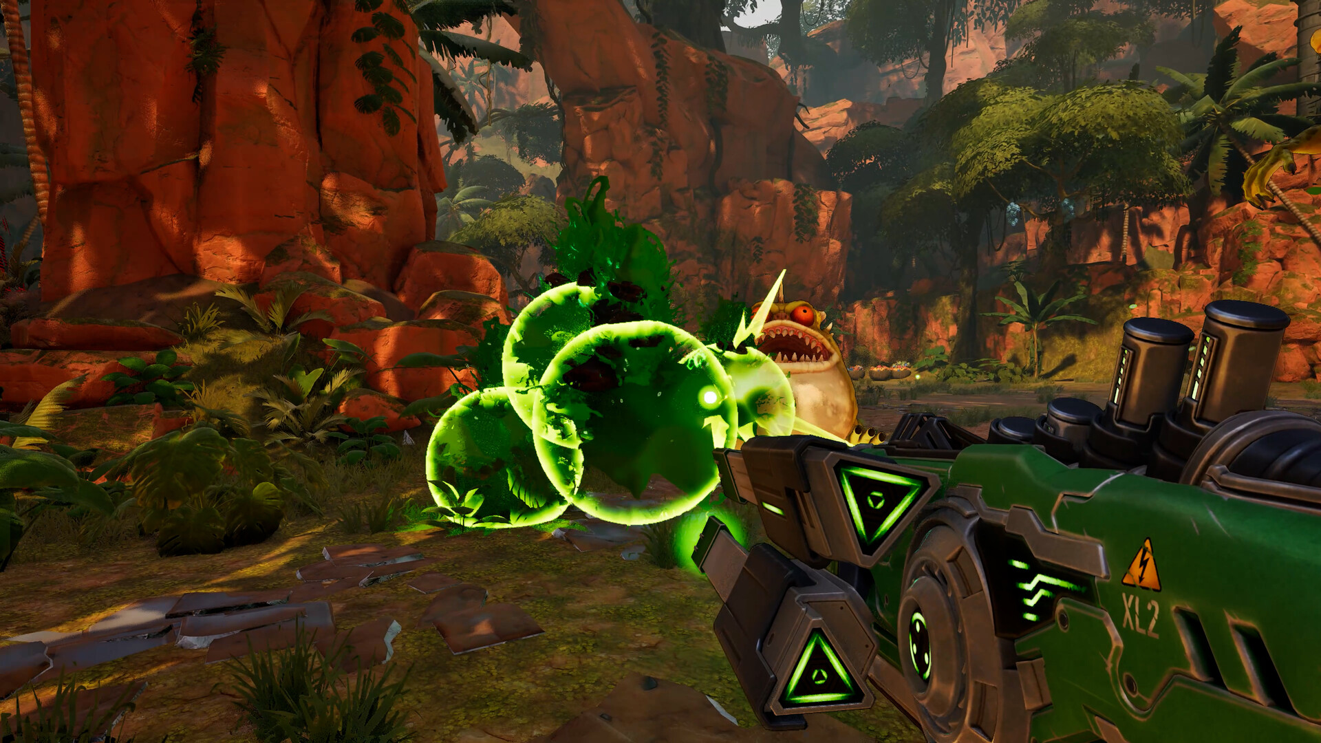 Serious Sam Shatterverse 公式スクリーンショット 神殿風の屋内で骨のクリーチャーと紫色の一つ目の敵に囲まれる場面