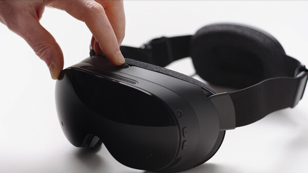 Adjusting the interpupillary distance, or IPD, is one of the first physical settings Valve recommends checking for a sharp image. Image: Valve.