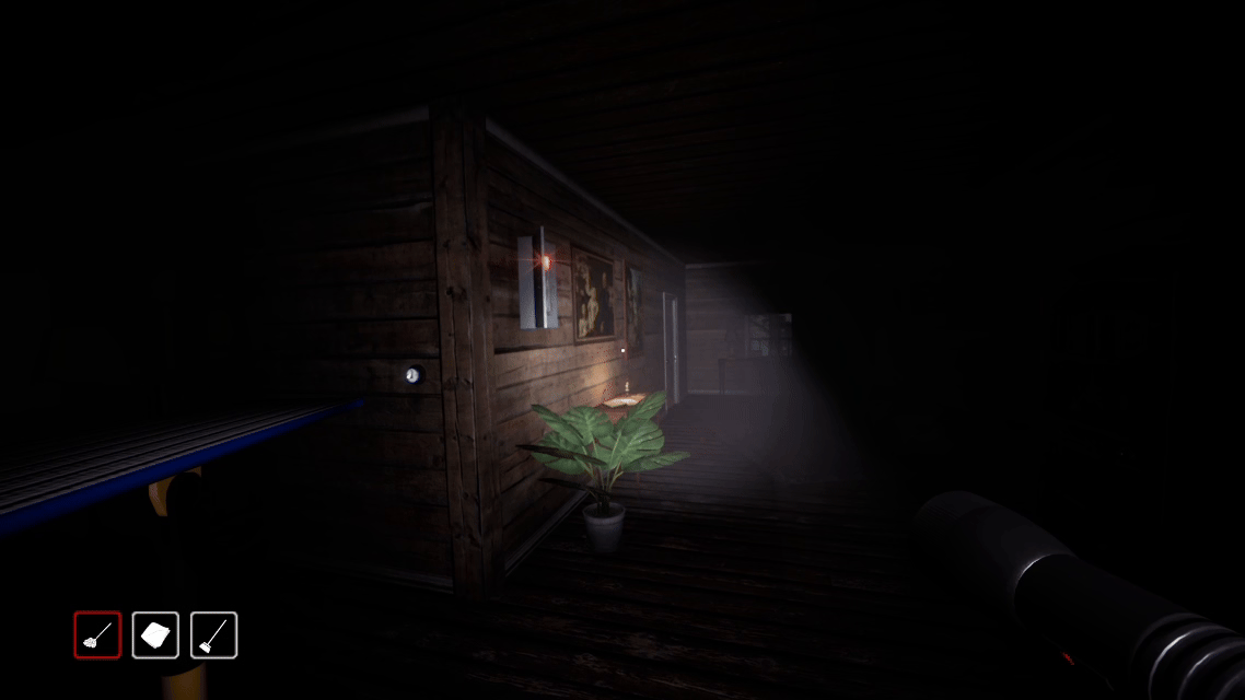 Người chơi sử dụng đèn pin soi sáng hành lang gỗ tối tăm trong Ghost Janitors, một phân cảnh khám phá rùng rợn với các vật phẩm tương tác như cây cảnh và tranh treo tường.