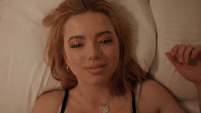 Nhân vật nữ trong phân cảnh lãng mạn The Joker's Game