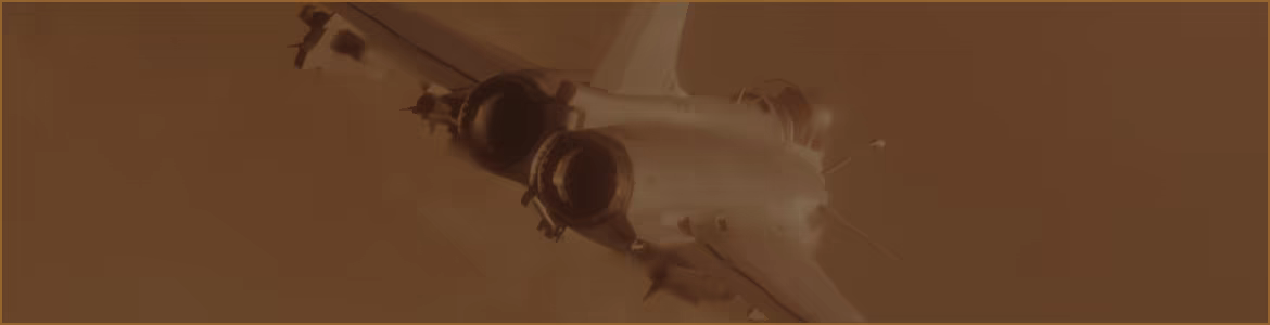 Ein Kampfjet von oben, in einem orangefarbenen Himmel