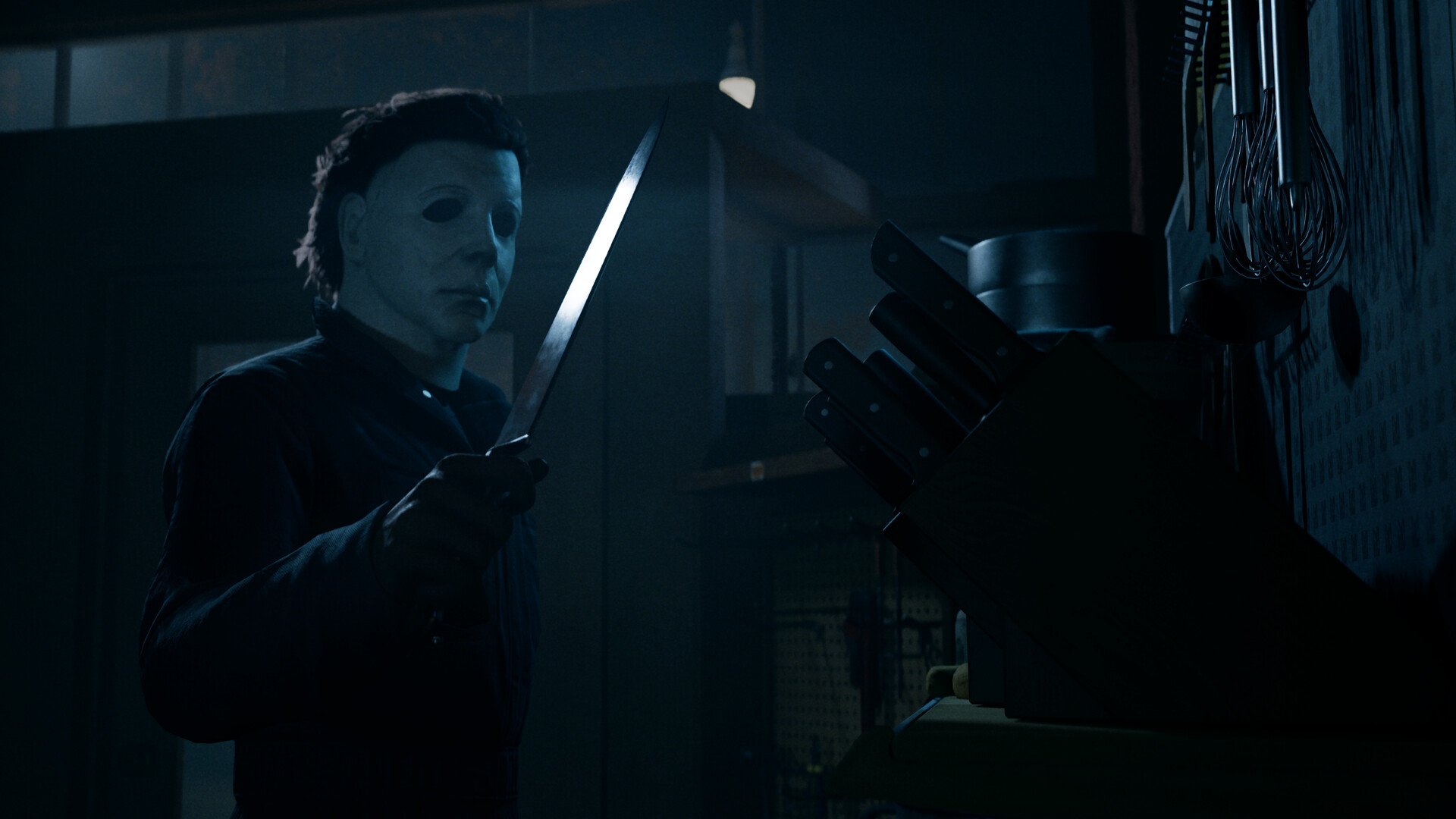 Halloween: The Game 公式スクリーンショット 台所で包丁を手に取るマイケル・マイヤーズ