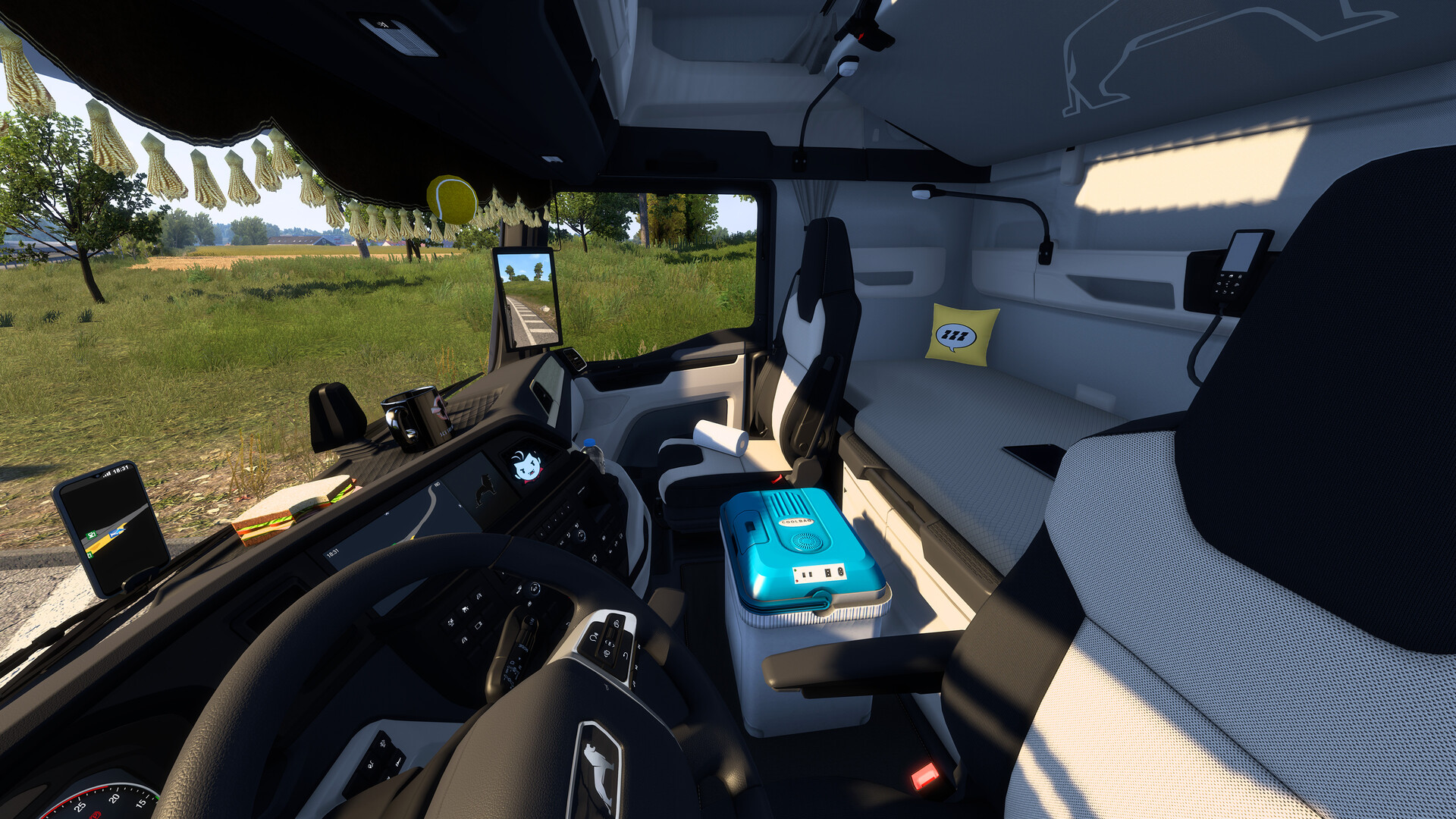 Euro Truck Simulator 2 - Cabin Accessories gameplay screenshot 6