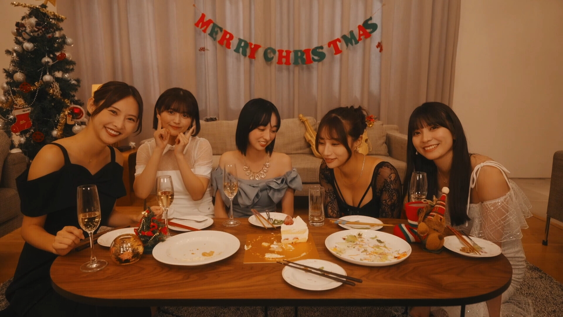 Roommates, Romance, and Ringing Hearts screenshot #4