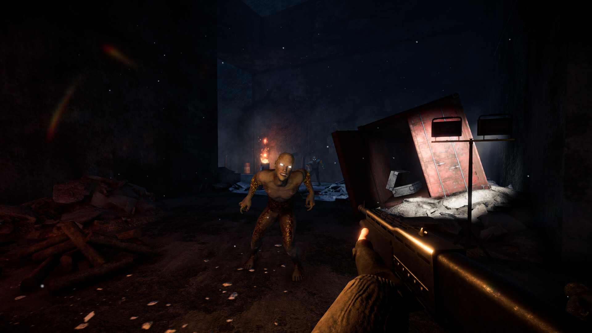 Inferno Protocol 公式スクリーンショット 瓦礫が散乱する夜の施設内で銃を構え目の光るクリーチャーに接近される場面