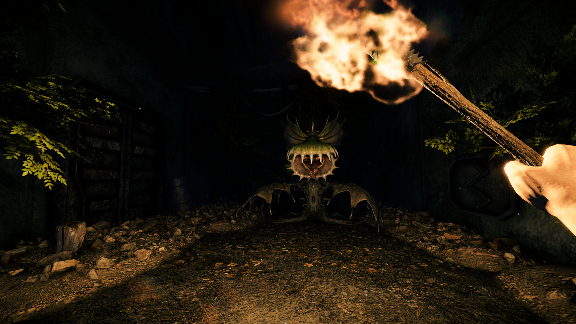 Inferno Protocol 公式スクリーンショット 松明を掲げ翼のような形をした植物型の巨大クリーチャーと対峙する場面