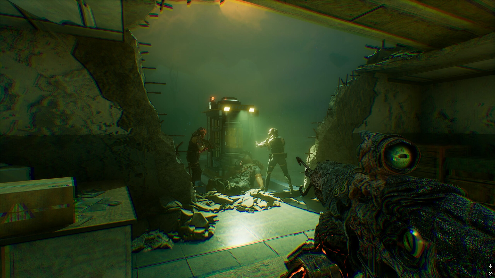 『Waste The Fallen』公式スクリーンショット、色収差のかかった不安定な視界の中、暗い地下施設で光る機械装置の前に立つ2人の人間と、手前に写り込む異形のクリーチャーの姿