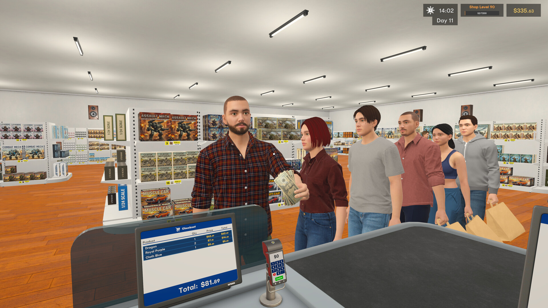 Clientes recorriendo la tienda