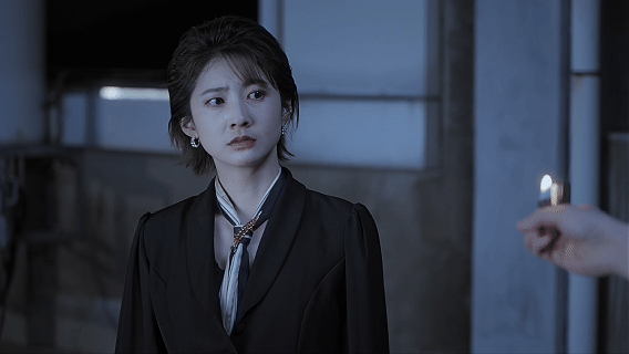 Nhân vật nữ chính đối mặt với kẻ thù trong tình huống nguy hiểm, khám phá cốt truyện đầy kịch tính trong game hành động THE VIG.