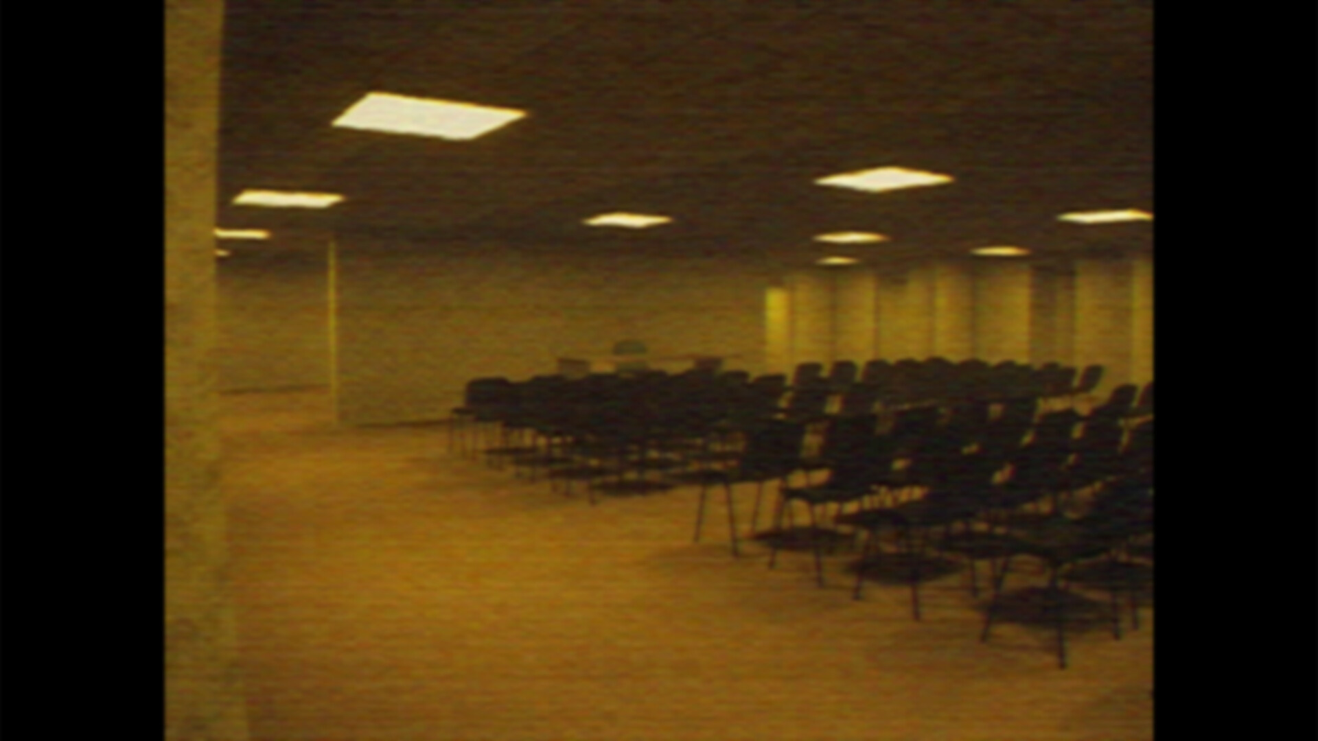 Alone in the Backrooms screenshot #1